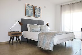 3-bedroom Apt, Sleeps 6, Pool, Gym & Jacuzzi