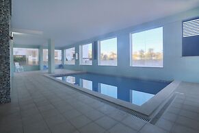 3-bedroom Apt, Sleeps 6, Pool, Gym & Jacuzzi