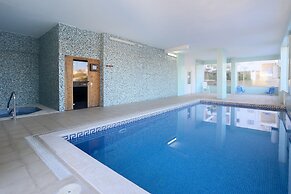 3-bedroom Apt, Sleeps 6, Pool, Gym & Jacuzzi