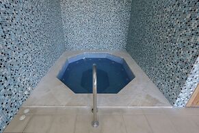 3-bedroom Apt, Sleeps 6, Pool, Gym & Jacuzzi