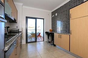 3-bedroom Apt, Sleeps 6, Pool, Gym & Jacuzzi