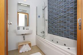 3-bedroom Apt, Sleeps 6, Pool, Gym & Jacuzzi