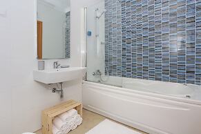 3-bedroom Apt, Sleeps 6, Pool, Gym & Jacuzzi