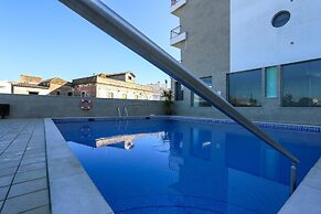 3-bedroom Apt, Sleeps 6, Pool, Gym & Jacuzzi