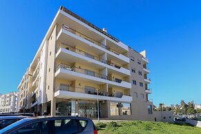 3-bedroom Apt, Sleeps 6, Pool, Gym & Jacuzzi