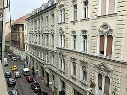 Paulay Central Top Studio