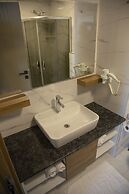 Golden World Suite Hotel