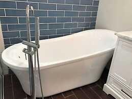 Parsley · New! Luxury, Near Disney & Universal. Sleep 9