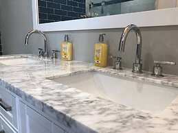 Parsley · New! Luxury, Near Disney & Universal. Sleep 9