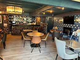 OYO Lamphey Hall Hotel