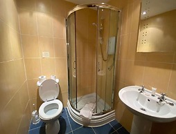 OYO Lamphey Hall Hotel