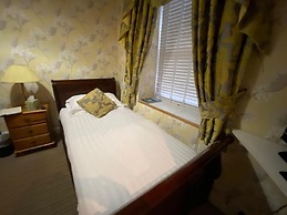 OYO Lamphey Hall Hotel