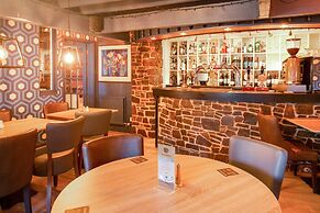 OYO Lamphey Hall Hotel