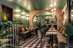 Tree Charme Parliament Boutique Hotel