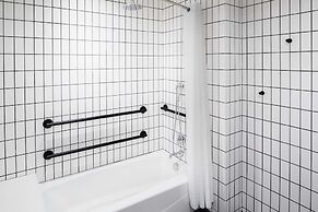 Canopy by Hilton Baltimore Harbor Point