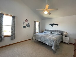 The Baited Hook 4 Bedroom Cottage by RedAwning