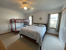 The Baited Hook 4 Bedroom Cottage by RedAwning