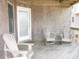 The Baited Hook 4 Bedroom Cottage by RedAwning