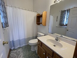 The Baited Hook 4 Bedroom Cottage by RedAwning