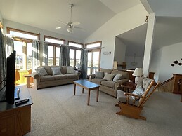 The Baited Hook 4 Bedroom Cottage by RedAwning