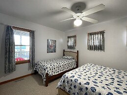 The Baited Hook 4 Bedroom Cottage by RedAwning