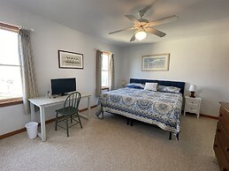 The Baited Hook 4 Bedroom Cottage by RedAwning