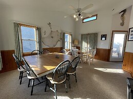 The Baited Hook 4 Bedroom Cottage by RedAwning