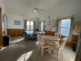 The Baited Hook 4 Bedroom Cottage by RedAwning