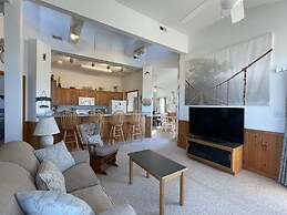 The Baited Hook 4 Bedroom Cottage by RedAwning