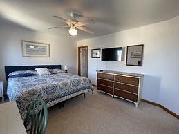 The Baited Hook 4 Bedroom Cottage by RedAwning