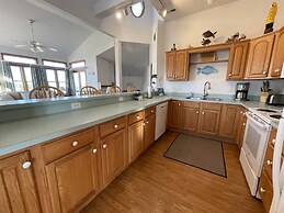 The Baited Hook 4 Bedroom Cottage by RedAwning