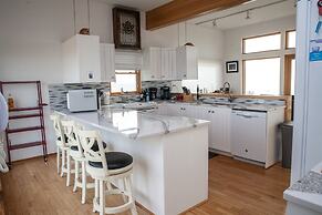 The Sunny Spot 4 Bedroom Cottage by RedAwning