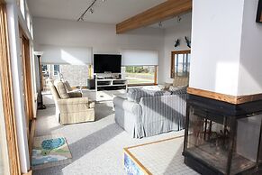 The Sunny Spot 4 Bedroom Cottage by RedAwning