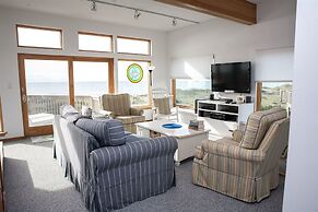 The Sunny Spot 4 Bedroom Cottage by RedAwning