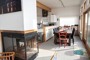 The Sunny Spot 4 Bedroom Cottage by RedAwning