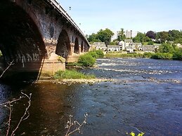 Tay Pearls - Tay Chambers Apartment