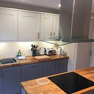 Tay Pearls - Tay Chambers Apartment