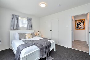 Bright 3 Bedroom near St Lukes Mall 3