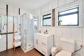 Kiwi Holiday Home near Airport