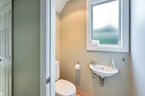 Castor Bay Home near Albany Sleeps 9