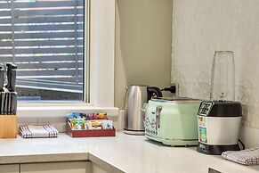 Castor Bay Home near Albany Sleeps 9