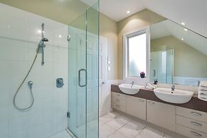 Castor Bay Home near Albany Sleeps 9