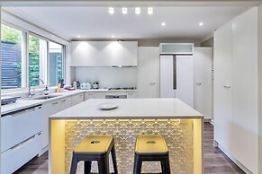 Castor Bay Home near Albany Sleeps 9