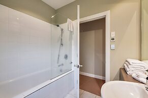 Castor Bay Home near Albany Sleeps 9