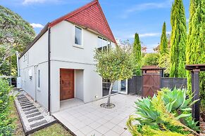 Castor Bay Home near Albany Sleeps 9