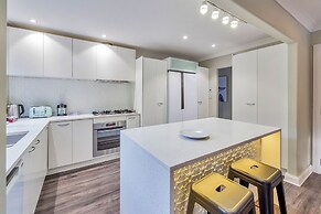 Castor Bay Home near Albany Sleeps 9