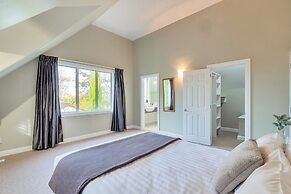 Castor Bay Home near Albany Sleeps 9