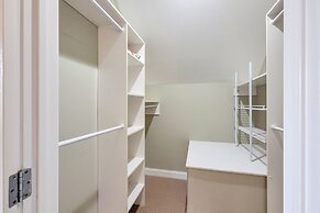 Castor Bay Home near Albany Sleeps 9