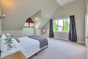 Castor Bay Home near Albany Sleeps 9