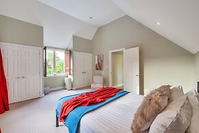 Castor Bay Home near Albany Sleeps 9